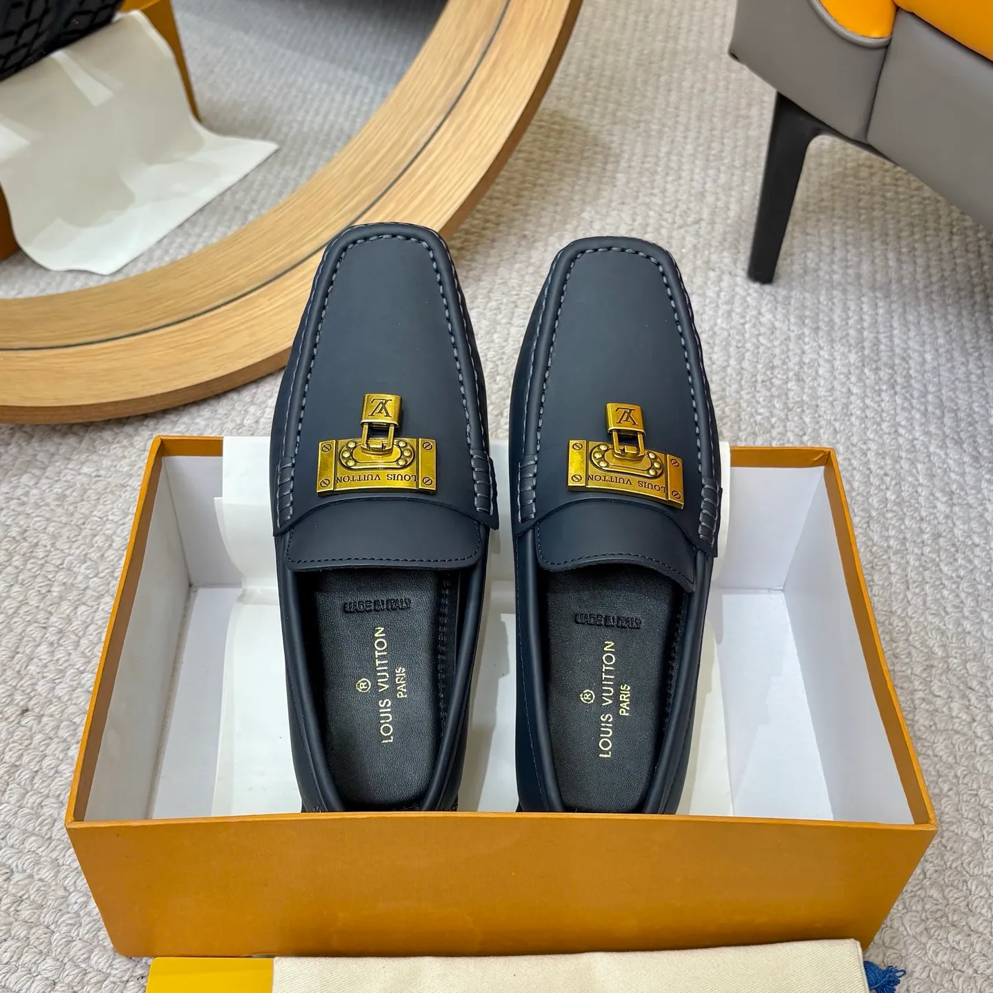 Men's men's shoes 💰420 (Yangli) LV 2⃣️0⃣️2⃣️5️⃣Spring and summer counter GLORIA series models ✈️Original factory special leather production, original last type. A classic driving slip-on casual shoe that shows an elegant style with exquisite craftsmanship details such as Monogram embossing all over the upper🌀Italian imported calfskin fabric Sheepskin foot pads➕Inside～Private mold replica sole Unique style Comfortable driving slip-on Size: 4-12 (38-46) Comes with [Counter packaging: original box, wrapping paper, card, instruction manual, shoehorn, cloth bag] No pressure to enter and leave the counter!